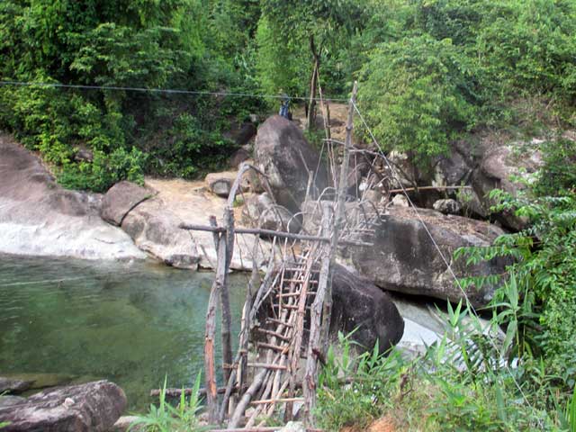 Ảnh: Vượt suối qua cây cầu "chỉ nhìn đã nổi da gà" - 5