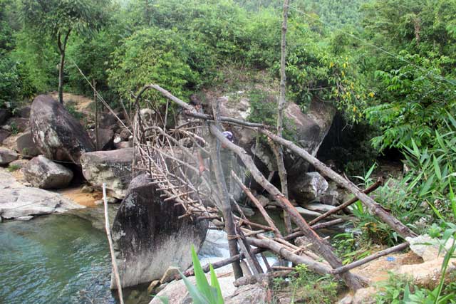 Ảnh: Vượt suối qua cây cầu "chỉ nhìn đã nổi da gà" - 6