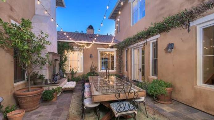 "Đột nhập" biệt thự tiền tỉ của người tình Justin Bieber - 4