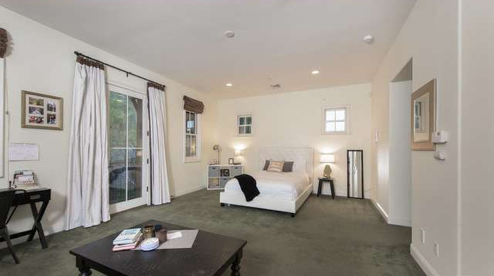 "Đột nhập" biệt thự tiền tỉ của người tình Justin Bieber - 8