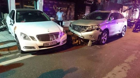 Nhân viên trông xe lái Mercedes gây tai nạn liên hoàn - 1