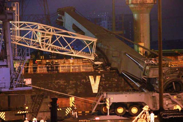 TPHCM: Cần cẩu gãy đôi, đè nhiều người thương vong - 2