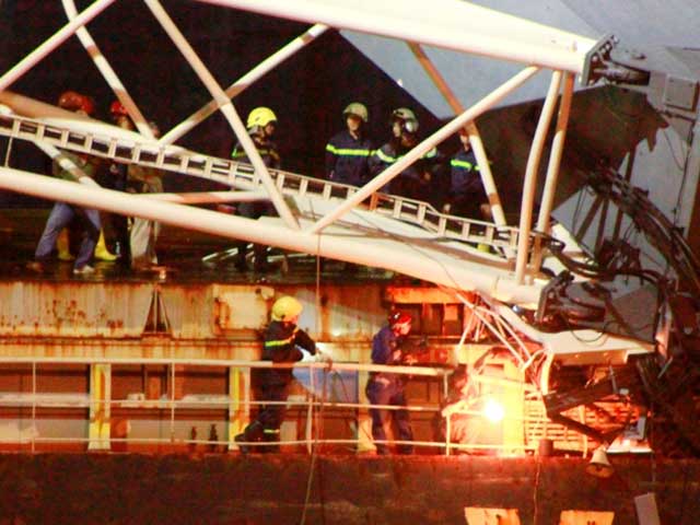 TPHCM: Cần cẩu gãy đôi, đè nhiều người thương vong - 3