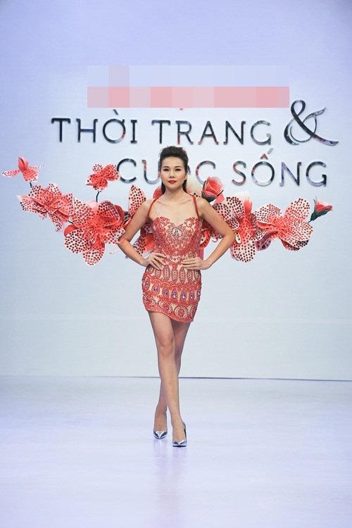 Siêu mẫu Thanh Hằng đeo cánh kết hoa nặng 12kg - 1