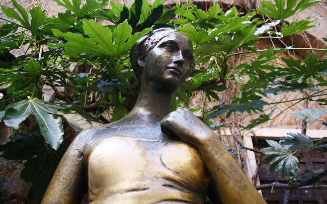 Tượng nàng Juliet, Verona, Ý: Để cầu may, dân địa phương và du khách xoa ngực phải của bức tượng. Vừa qua, chính quyền địa phương phải làm một bức tượng thay thế và đưa tượng gốc tới bảo tàng vì tượng bị mòn quá nhiều.