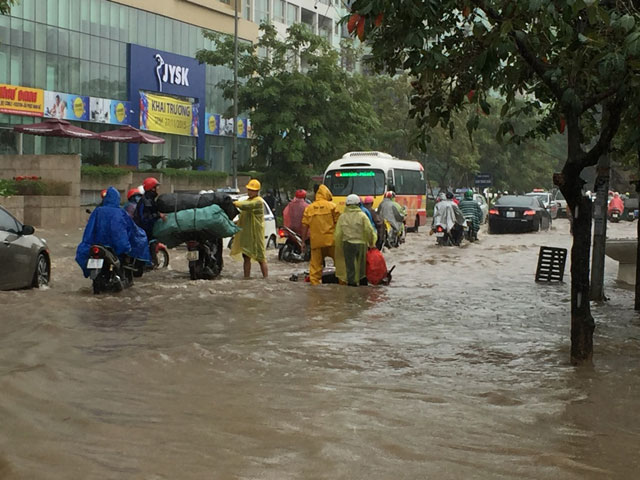 Hà Nội đón mùa đông bằng cơn mưa ngập đường phố - 9