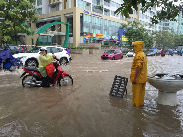 Hà Nội đón mùa đông bằng cơn mưa ngập đường phố - 11