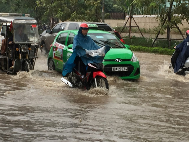 Hà Nội đón mùa đông bằng cơn mưa ngập đường phố - 6