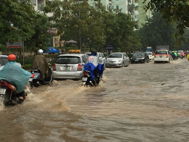 Hà Nội đón mùa đông bằng cơn mưa ngập đường phố - 7