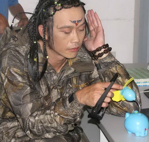 Những tạo hình "khó đỡ" nhất của Hoài Linh trên màn ảnh - 4