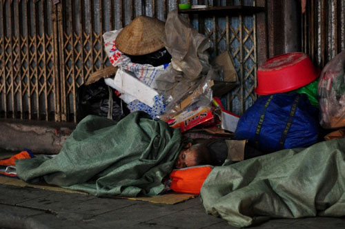 HN: Người vô gia cư chui bao tải ngủ vỉa hè trong đêm rét - 1