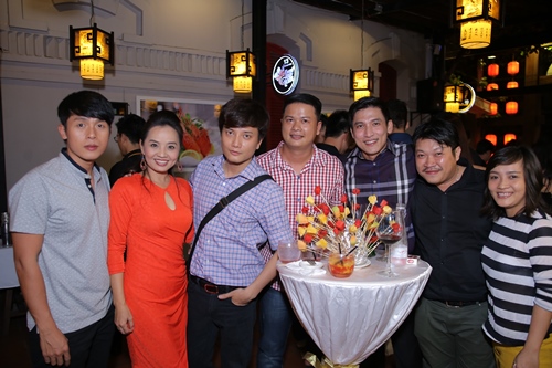 Ưng Hoàng Phúc khéo léo chăm sóc vợ bầu 4 tháng - 8