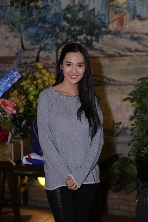 Ưng Hoàng Phúc khéo léo chăm sóc vợ bầu 4 tháng - 2