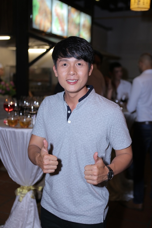 Ưng Hoàng Phúc khéo léo chăm sóc vợ bầu 4 tháng - 7