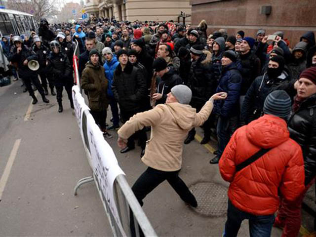 Dân Nga phẫn nộ, ném đá, trứng thối vào sứ quán Thổ Nhĩ Kỳ - 1