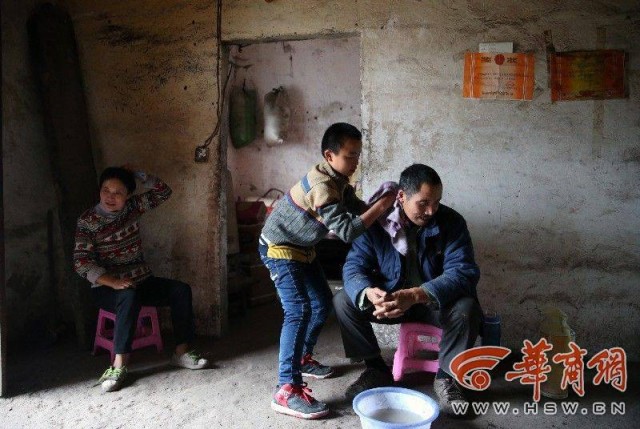 Bé 13 tuổi chăm bố mẹ mù khiến hàng triệu người xúc động - 2