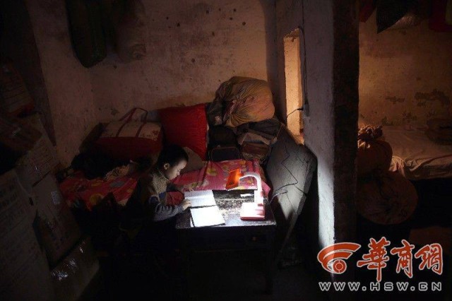Bé 13 tuổi chăm bố mẹ mù khiến hàng triệu người xúc động - 5