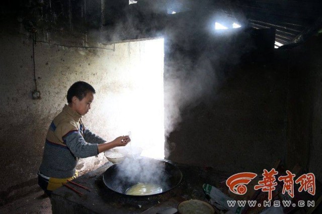 Bé 13 tuổi chăm bố mẹ mù khiến hàng triệu người xúc động - 6
