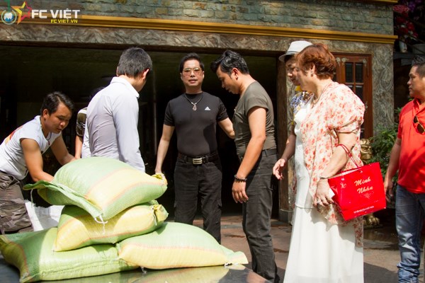Người dân vây kín nhà Ngọc Sơn để nhận gạo từ thiện - 1