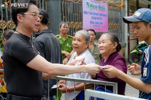 Người dân vây kín nhà Ngọc Sơn để nhận gạo từ thiện - 3