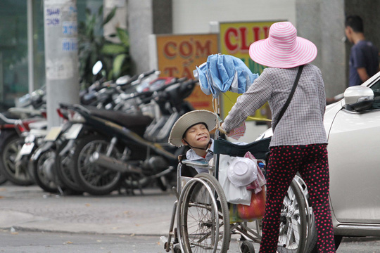 Tức mắt cảnh bán vé số theo kiểu... ăn xin! - 4