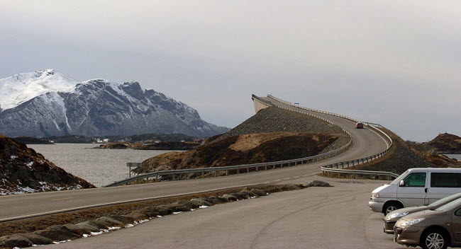 Cây cầu Storseisundet dài 260m ở Na Uy được người dân địa phương gọi là “Cầu say rượu” vì hình dạng của nó thay đổi phụ thuộc vào góc nhìn.