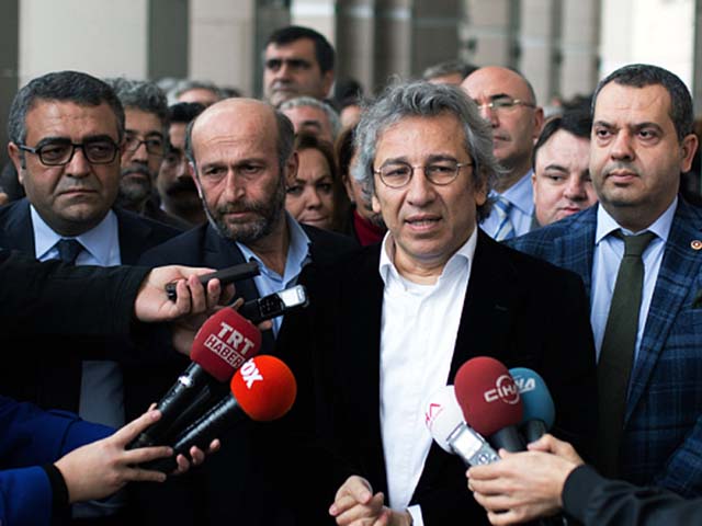 Tố Thổ Nhĩ Kỳ tuồn vũ khí sang Syria, nhà báo đối mặt án tù - 1