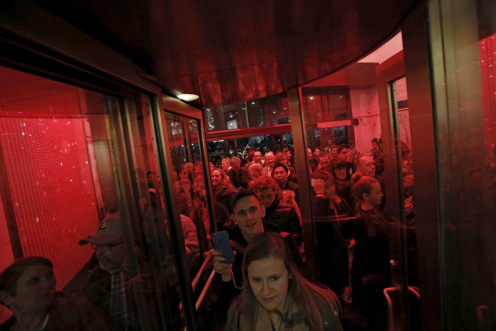 Dân Anh, Mỹ cuống cuồng tậu đồ giảm giá dịp "thứ 6 đen" - 10