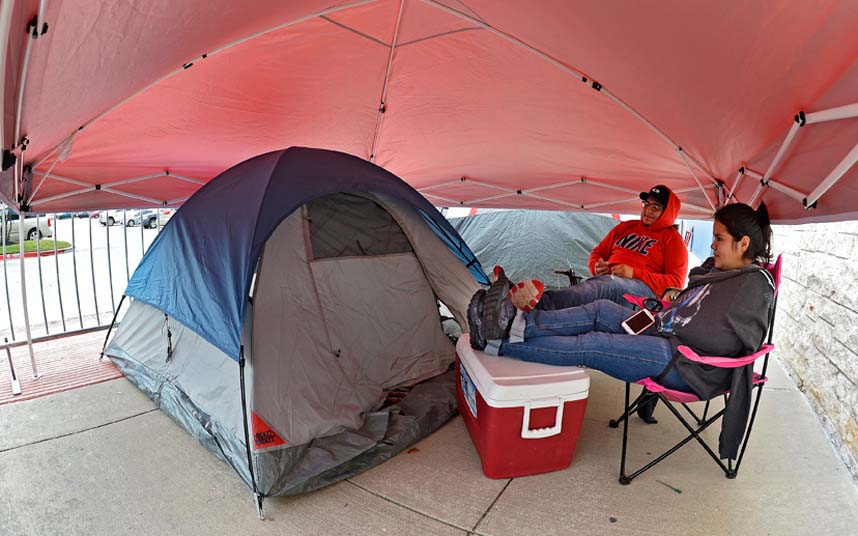 Dân Anh, Mỹ cuống cuồng tậu đồ giảm giá dịp "thứ 6 đen" - 13