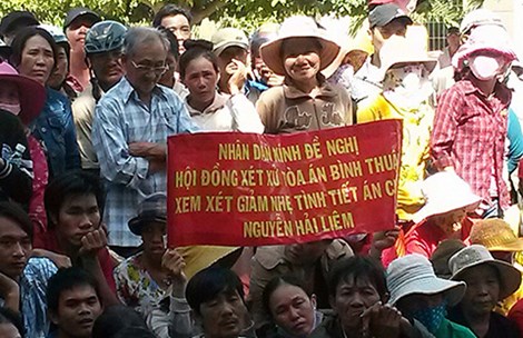 Dân căng băng rôn xin xử nhẹ bị cáo giết vợ và cha vợ - 2