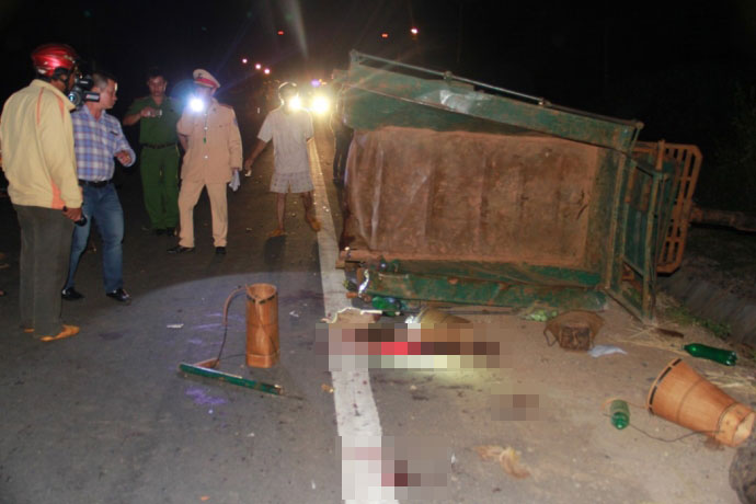 Hiện trường kinh hoàng vụ xe tải tông công nông - 10