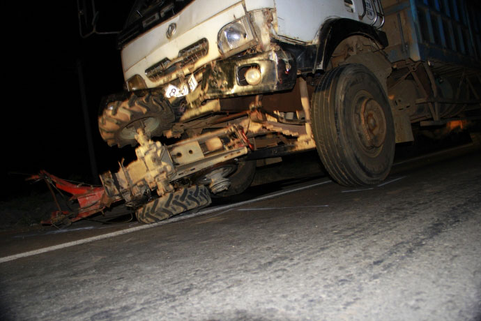 Hiện trường kinh hoàng vụ xe tải tông công nông - 11