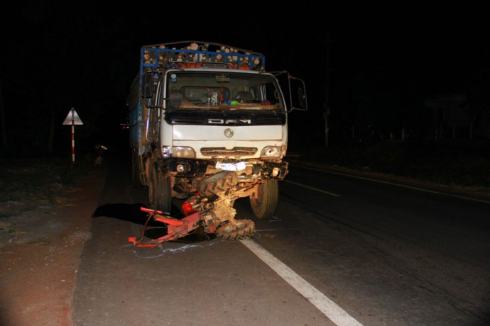 Hiện trường kinh hoàng vụ xe tải tông công nông - 4