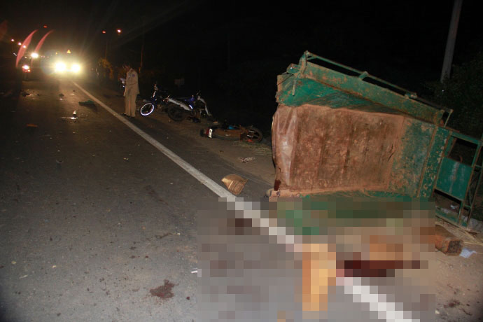 Hiện trường kinh hoàng vụ xe tải tông công nông - 7