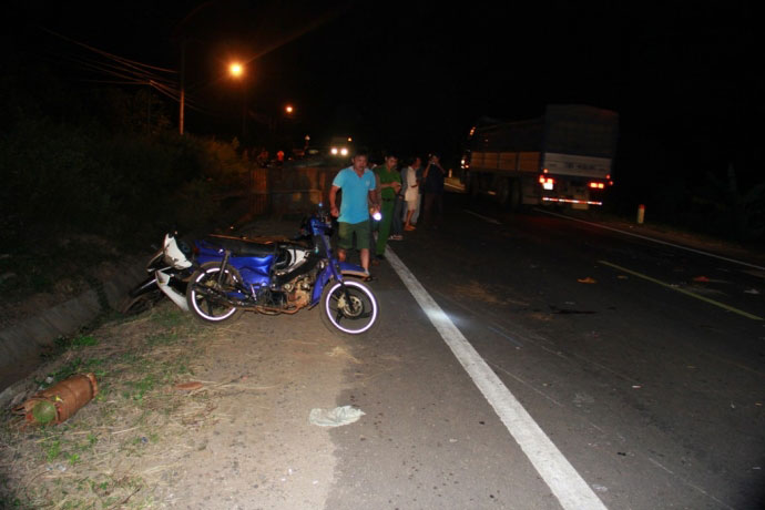 Hiện trường kinh hoàng vụ xe tải tông công nông - 8