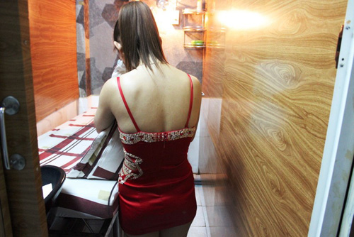 Bắt quả tang nhân viên tiệm hớt tóc kích dục cho khách - 2