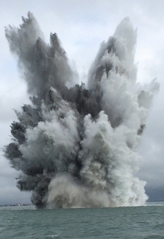Video sức nổ hủy diệt của quả bom 700kg thời thế chiến 2 - 1