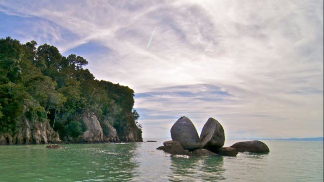 Split Apple Rock là một địa điểm du lịch hấp dẫn ở ngoài khơi vịnh Tasman, New Zealand. Đây là cấu trúc đá hoa cương đặc biệt có hình giống một quả tảo bị bổ đôi.