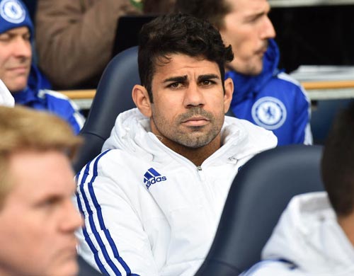 Không được đá, Costa nổi điên ném áo vào Mourinho - 1