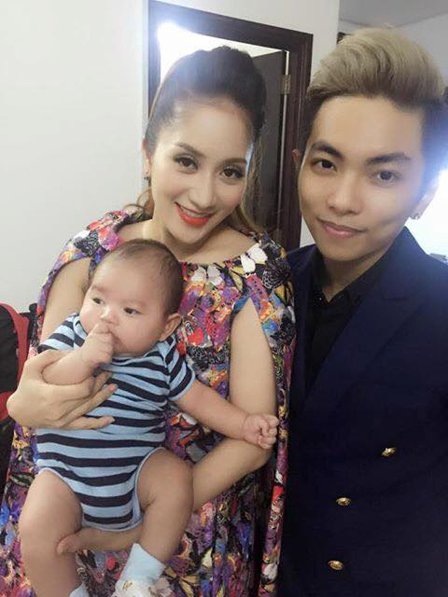 Phan Hiển - Khánh Thi rất tích cực "khoe" em bé.