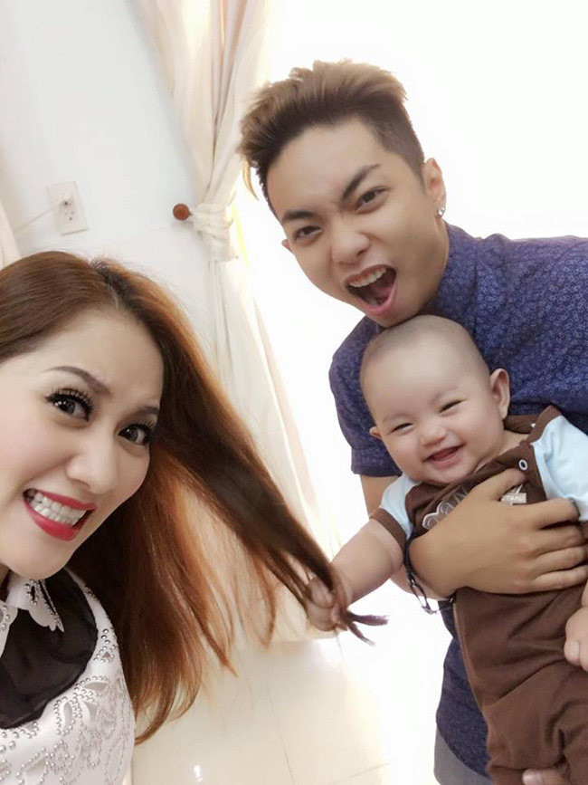 Phút giây hạnh phúc của gia đình nhỏ Phan Hiển - Khánh Thi.