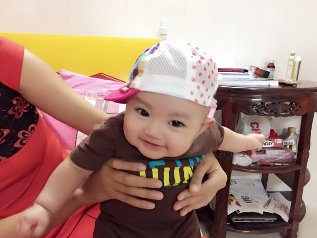 Em bé của Phan Hiển và Khánh Thi rất lanh lợi và đáng yêu.