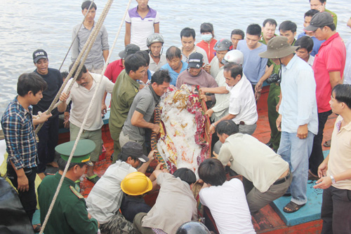 Cận cảnh vết tích trên tàu cá có ngư dân bị bắn chết - 1