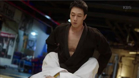 Nụ hôn bất ngờ của So Ji Sub khiến fan &#34;loạn nhịp tim&#34; - 2