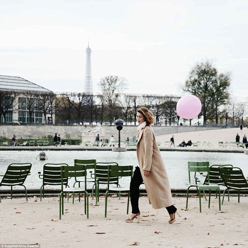 Cô gái mang theo quả bóng hồng du lịch khắp Paris - 1