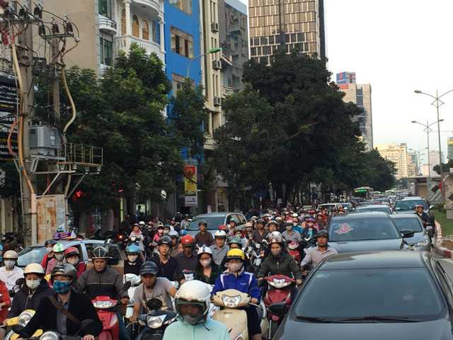HN: 3 ô tô đâm nhau trên cầu vượt, ùn tắc hàng km - 8