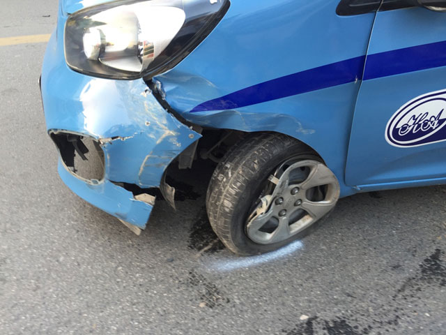 HN: 3 ô tô đâm nhau trên cầu vượt, ùn tắc hàng km - 2