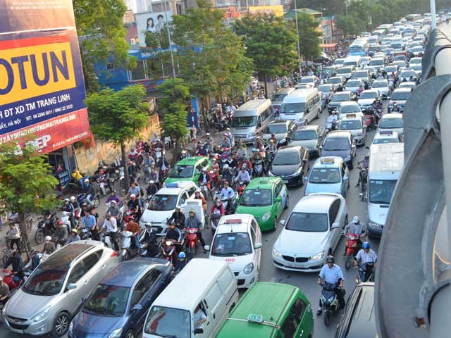 HN: 3 ô tô đâm nhau trên cầu vượt, ùn tắc hàng km - 4