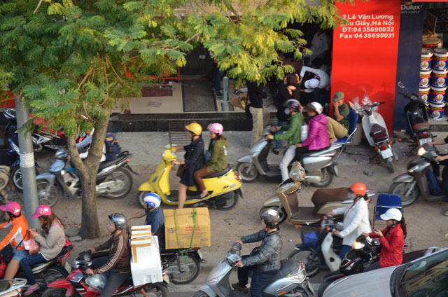HN: 3 ô tô đâm nhau trên cầu vượt, ùn tắc hàng km - 6