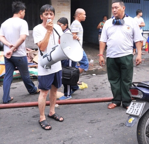 Ảnh: Cả trăm người tháo chạy khỏi “biển lửa” giữa TPHCM - 16